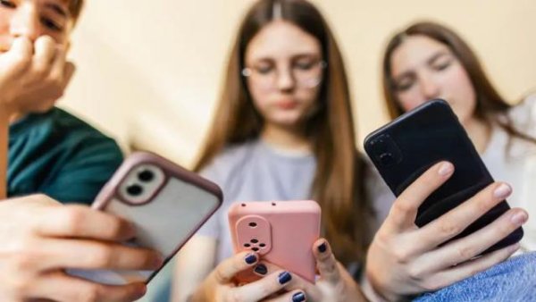 大圣配资 美国学生在校，真的“手机自由”吗？